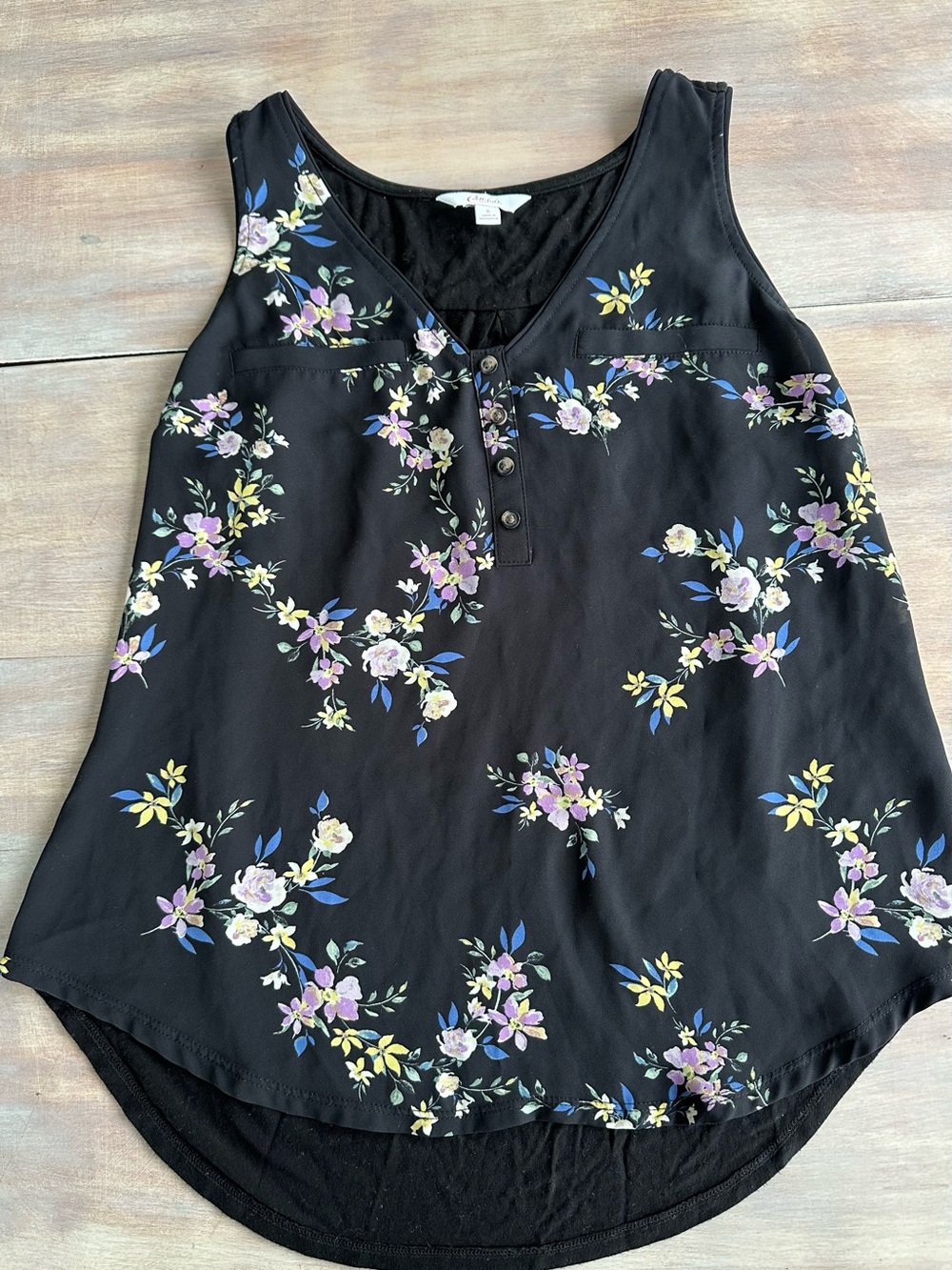 Candie's flowy Black Sleeveless Floral Henley blouse